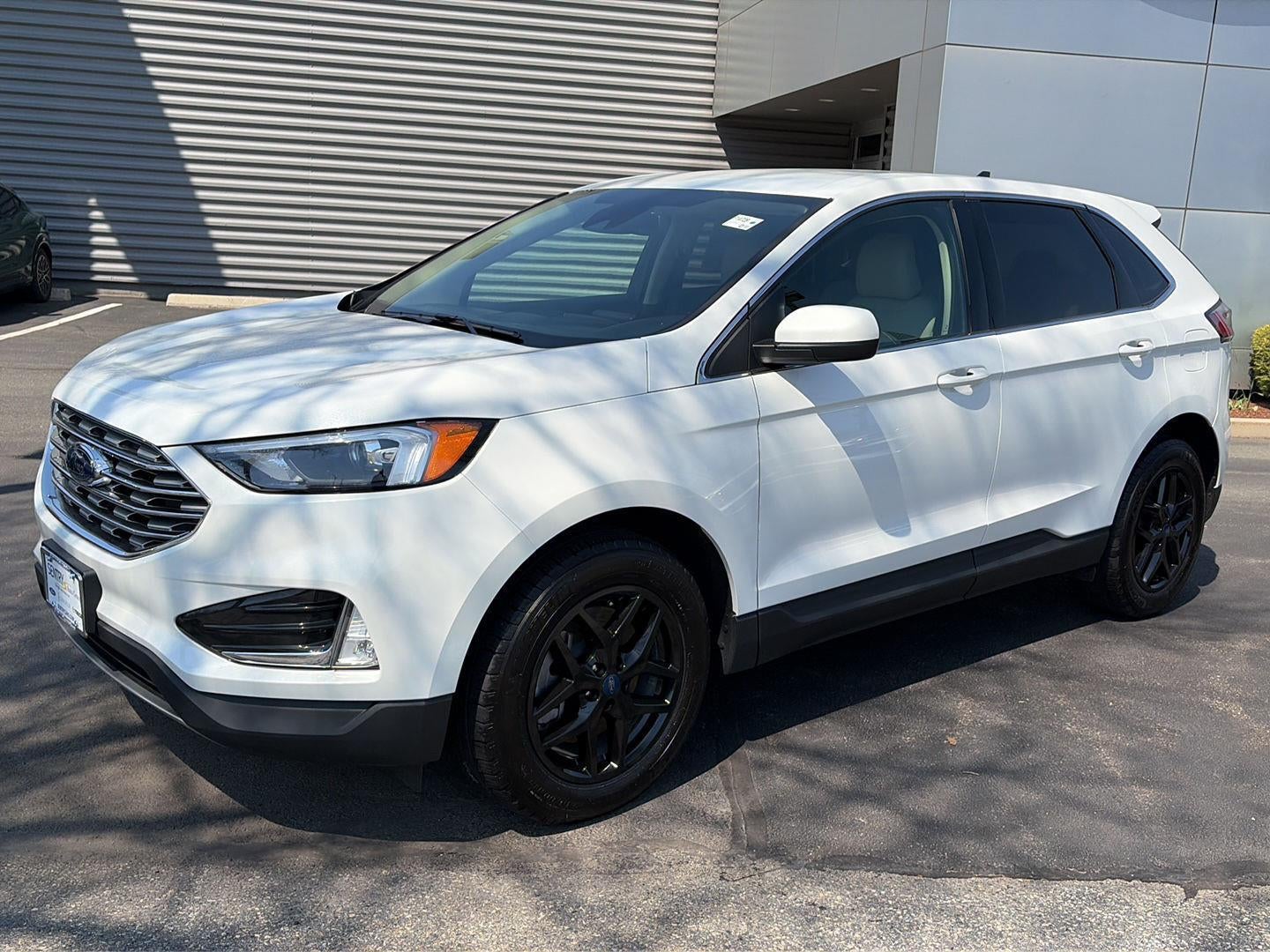 2022 Ford Edge SEL in Star White Metallic Tri-Coat — front three-quarter view