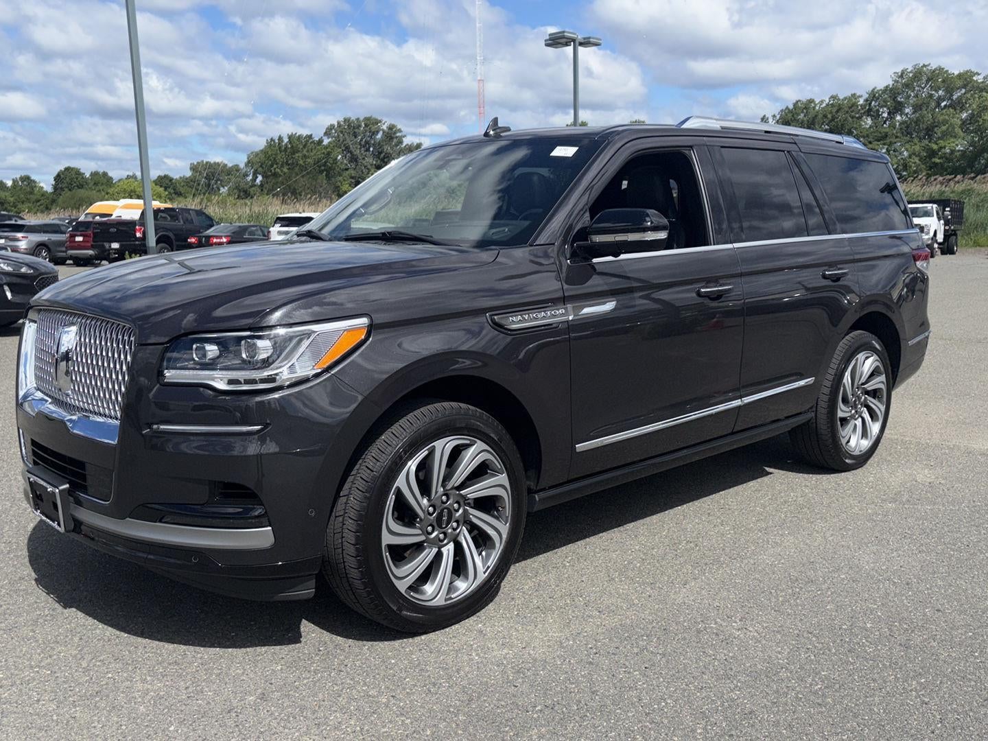 2023 Lincoln Navigator Reserve in Starlight Gray Premium Colorant — front three-quarter view